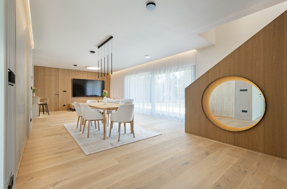 LUXUS NA KTORÝ SI ZVYKNETE RÝCHLO. DO DETAILU PREPRACOVANÝ, ZARIADENÝ 7 IZBOVÝ DOM V TICHEJ ULICI V RAKÚSKU.