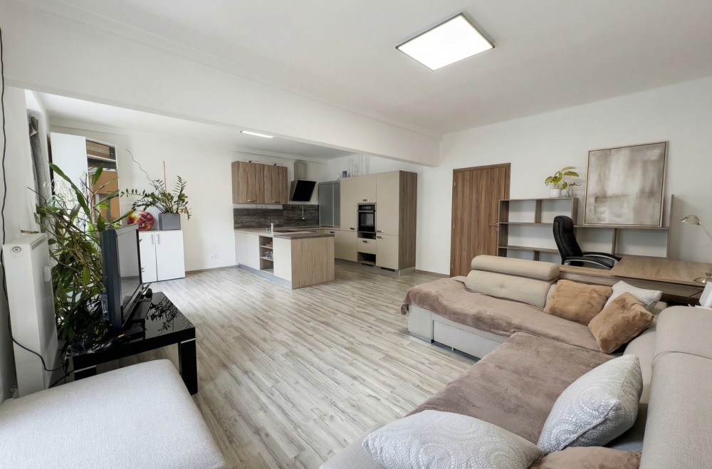 ROVNOVÁHA TICHA A MESTSKÉHO ŽIVOTA - VEĽKORYSÝ 3 IZBOVÝ ZREKONŠTRUOVANÝ BYT V STAROM MESTE.