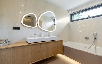 LUXUS NA KTORÝ SI ZVYKNETE RÝCHLO. DO DETAILU PREPRACOVANÝ, ZARIADENÝ 7 IZBOVÝ DOM V TICHEJ ULICI V RAKÚSKU.