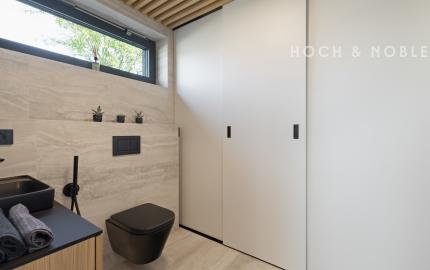 LUXUS NA KTORÝ SI ZVYKNETE RÝCHLO. DO DETAILU PREPRACOVANÝ, ZARIADENÝ 7 IZBOVÝ DOM V TICHEJ ULICI V RAKÚSKU.