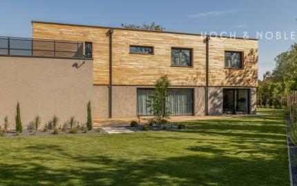 LUXUS NA KTORÝ SI ZVYKNETE RÝCHLO. DO DETAILU PREPRACOVANÝ, ZARIADENÝ 7 IZBOVÝ DOM V TICHEJ ULICI V RAKÚSKU.