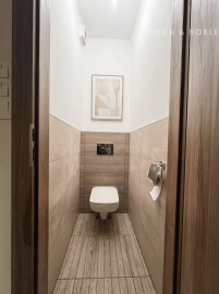 ROVNOVÁHA TICHA A MESTSKÉHO ŽIVOTA - VEĽKORYSÝ 3 IZBOVÝ ZREKONŠTRUOVANÝ BYT V STAROM MESTE.