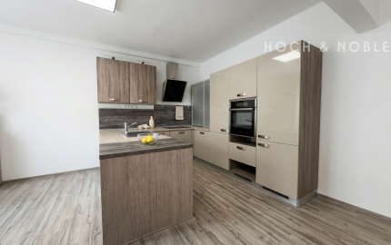 ROVNOVÁHA TICHA A MESTSKÉHO ŽIVOTA - VEĽKORYSÝ 3 IZBOVÝ ZREKONŠTRUOVANÝ BYT V STAROM MESTE.