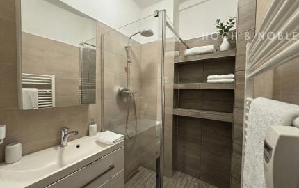 ROVNOVÁHA TICHA A MESTSKÉHO ŽIVOTA - VEĽKORYSÝ 3 IZBOVÝ ZREKONŠTRUOVANÝ BYT V STAROM MESTE.