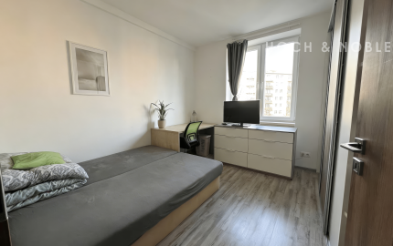 ROVNOVÁHA TICHA A MESTSKÉHO ŽIVOTA - VEĽKORYSÝ 3 IZBOVÝ ZREKONŠTRUOVANÝ BYT V STAROM MESTE.