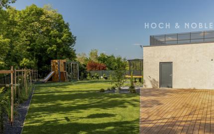 LUXUS NA KTORÝ SI ZVYKNETE RÝCHLO. DO DETAILU PREPRACOVANÝ, ZARIADENÝ 7 IZBOVÝ DOM V TICHEJ ULICI V RAKÚSKU.