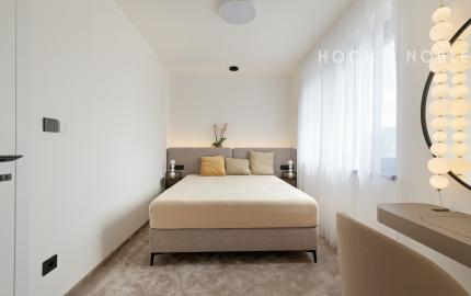 LUXUS NA KTORÝ SI ZVYKNETE RÝCHLO. DO DETAILU PREPRACOVANÝ, ZARIADENÝ 7 IZBOVÝ DOM V TICHEJ ULICI V RAKÚSKU.