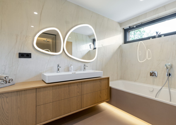 LUXUS NA KTORÝ SI ZVYKNETE RÝCHLO. DO DETAILU PREPRACOVANÝ, ZARIADENÝ 7 IZBOVÝ DOM V TICHEJ ULICI V RAKÚSKU.