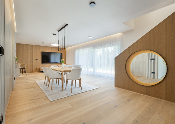 LUXUS NA KTORÝ SI ZVYKNETE RÝCHLO. DO DETAILU PREPRACOVANÝ, ZARIADENÝ 7 IZBOVÝ DOM V TICHEJ ULICI V RAKÚSKU.