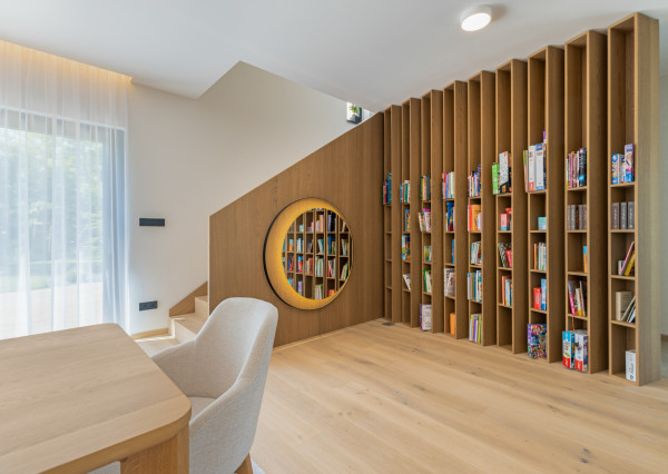 LUXUS NA KTORÝ SI ZVYKNETE RÝCHLO. DO DETAILU PREPRACOVANÝ, ZARIADENÝ 7 IZBOVÝ DOM V TICHEJ ULICI V RAKÚSKU.