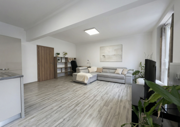 ROVNOVÁHA TICHA A MESTSKÉHO ŽIVOTA - VEĽKORYSÝ 3 IZBOVÝ ZREKONŠTRUOVANÝ BYT V STAROM MESTE.