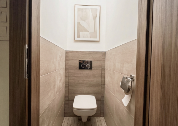 ROVNOVÁHA TICHA A MESTSKÉHO ŽIVOTA - VEĽKORYSÝ 3 IZBOVÝ ZREKONŠTRUOVANÝ BYT V STAROM MESTE.