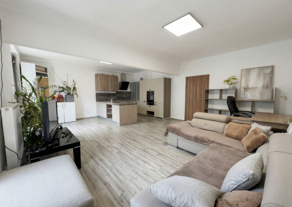 ROVNOVÁHA TICHA A MESTSKÉHO ŽIVOTA - VEĽKORYSÝ 3 IZBOVÝ ZREKONŠTRUOVANÝ BYT V STAROM MESTE.