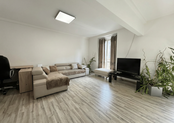 ROVNOVÁHA TICHA A MESTSKÉHO ŽIVOTA - VEĽKORYSÝ 3 IZBOVÝ ZREKONŠTRUOVANÝ BYT V STAROM MESTE.