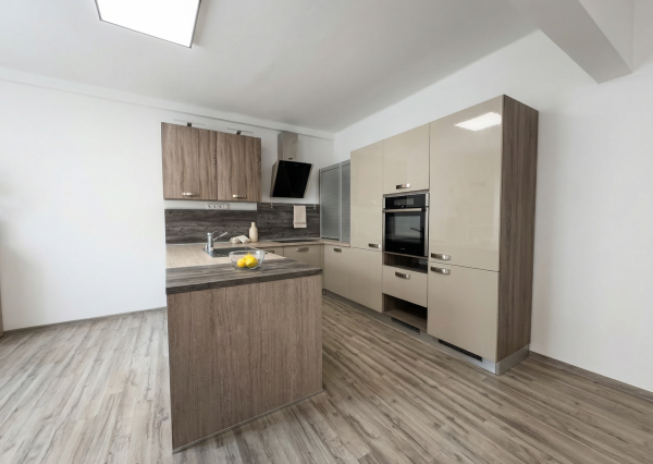 ROVNOVÁHA TICHA A MESTSKÉHO ŽIVOTA - VEĽKORYSÝ 3 IZBOVÝ ZREKONŠTRUOVANÝ BYT V STAROM MESTE.