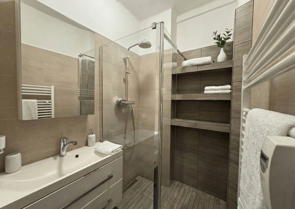 ROVNOVÁHA TICHA A MESTSKÉHO ŽIVOTA - VEĽKORYSÝ 3 IZBOVÝ ZREKONŠTRUOVANÝ BYT V STAROM MESTE.