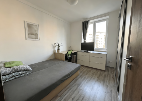 ROVNOVÁHA TICHA A MESTSKÉHO ŽIVOTA - VEĽKORYSÝ 3 IZBOVÝ ZREKONŠTRUOVANÝ BYT V STAROM MESTE.