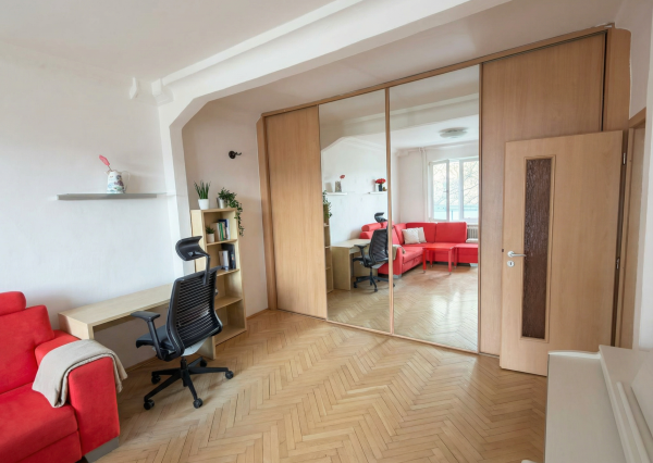 BÝVAJ ALEBO INVESTUJ – 2 IZBOVÝ BYT S LOGGIOU V TOP LOKALITE RUŽINOVA.