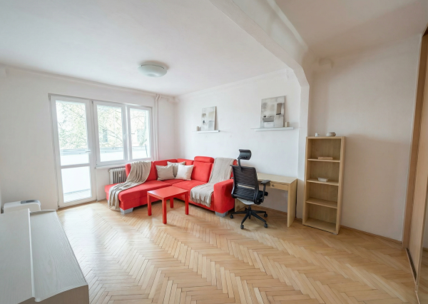 BÝVAJ ALEBO INVESTUJ – 2 IZBOVÝ BYT S LOGGIOU V TOP LOKALITE RUŽINOVA.