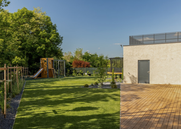 LUXUS NA KTORÝ SI ZVYKNETE RÝCHLO. DO DETAILU PREPRACOVANÝ, ZARIADENÝ 7 IZBOVÝ DOM V TICHEJ ULICI V RAKÚSKU.