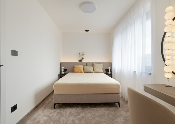 LUXUS NA KTORÝ SI ZVYKNETE RÝCHLO. DO DETAILU PREPRACOVANÝ, ZARIADENÝ 7 IZBOVÝ DOM V TICHEJ ULICI V RAKÚSKU.