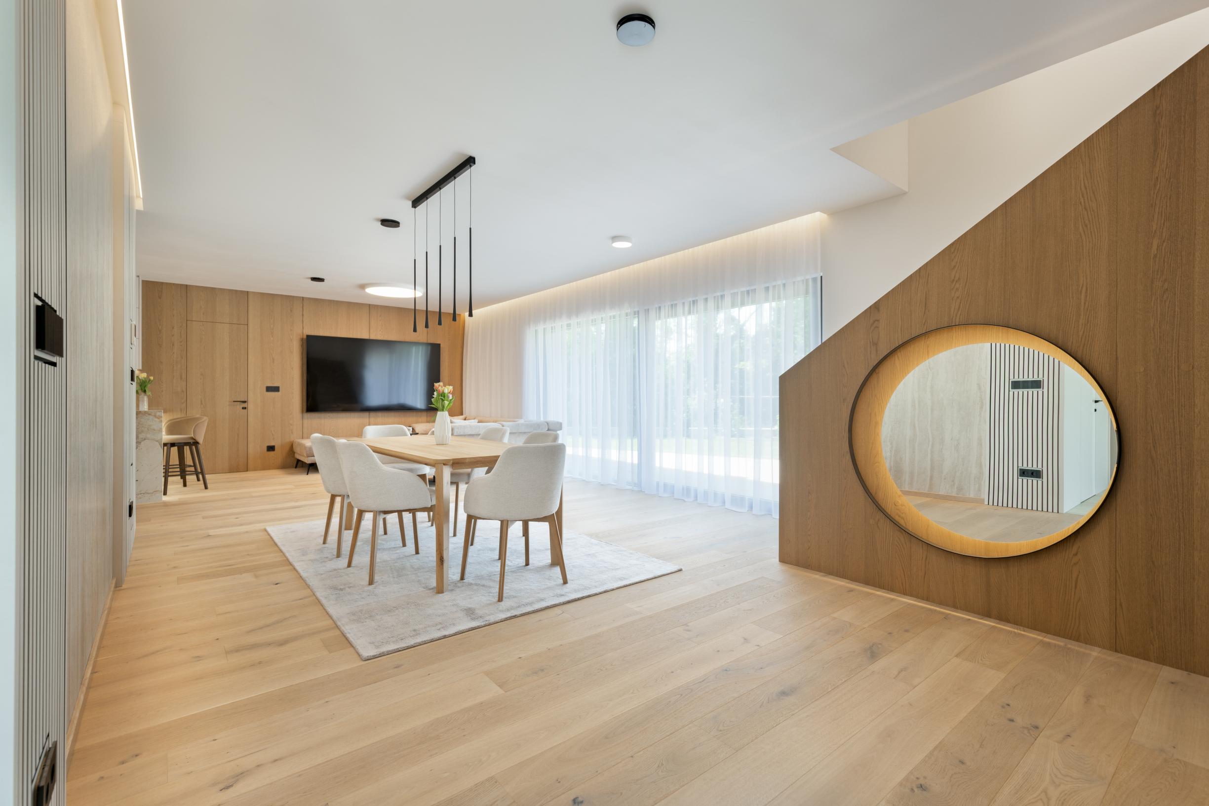 LUXUS NA KTORÝ SI ZVYKNETE RÝCHLO. DO DETAILU PREPRACOVANÝ, ZARIADENÝ 7 IZBOVÝ DOM V TICHEJ ULICI V RAKÚSKU.