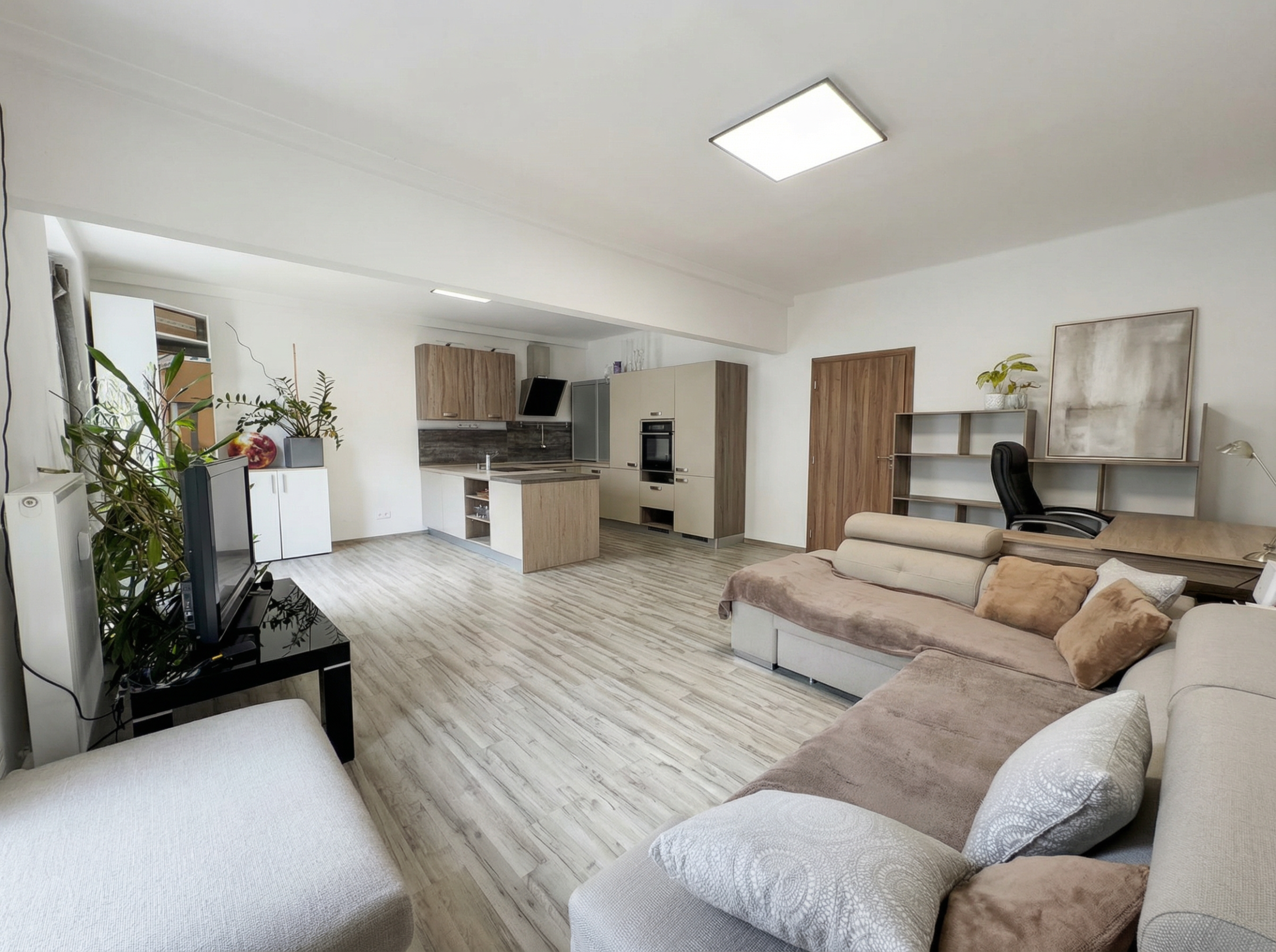 ROVNOVÁHA TICHA A MESTSKÉHO ŽIVOTA - VEĽKORYSÝ 3 IZBOVÝ ZREKONŠTRUOVANÝ BYT V STAROM MESTE.