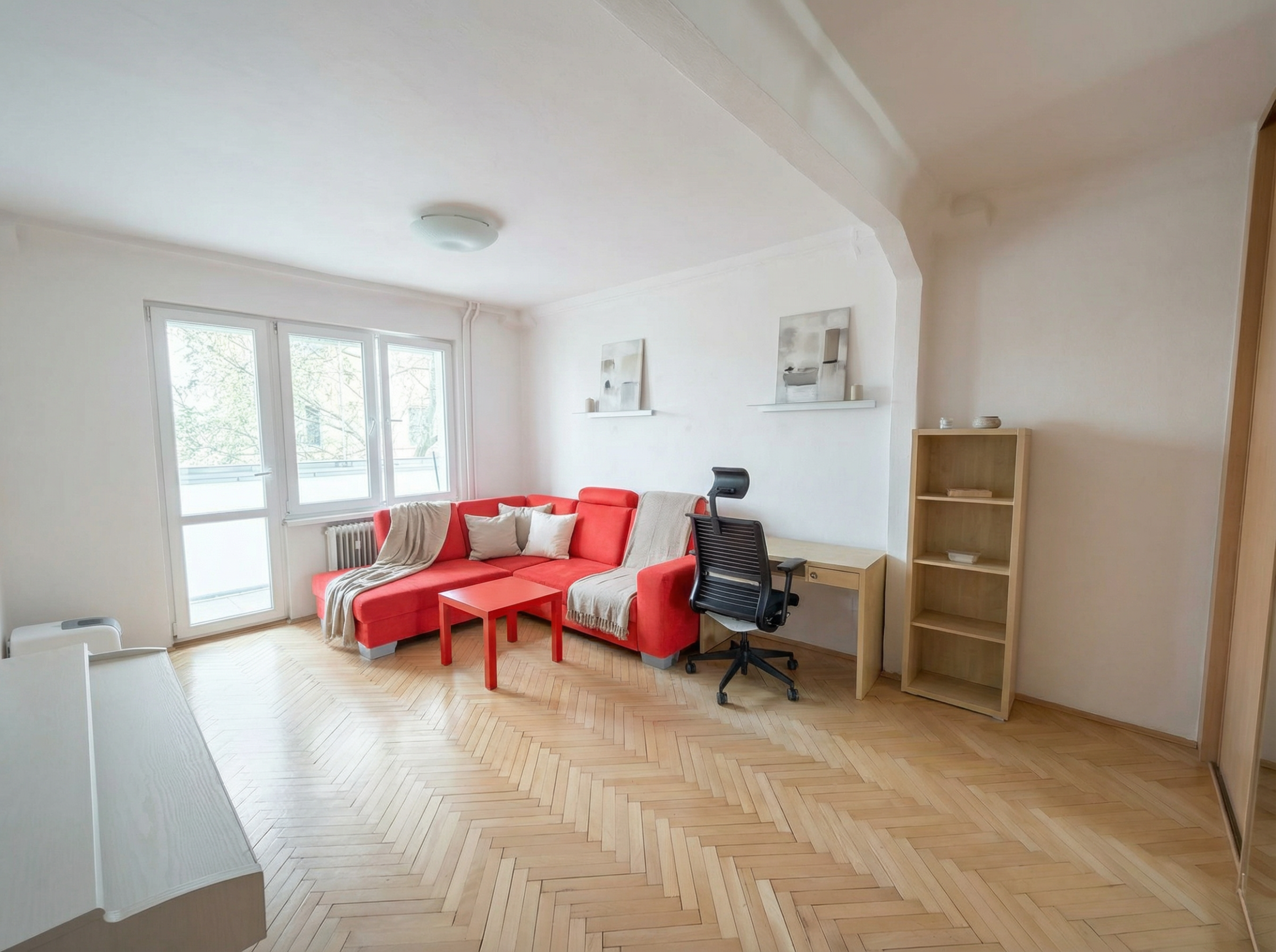 BÝVAJ ALEBO INVESTUJ – 2 IZBOVÝ BYT S LOGGIOU V TOP LOKALITE RUŽINOVA.